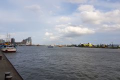 Blick von den St. Pauli Landungsbrücken auf die Elbe